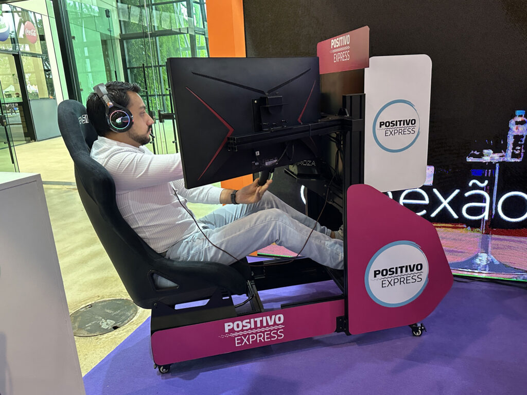 Positivo Educacional Feira Universo UFPR 7 Simulador de corrida